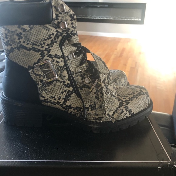 Snake skin look boots - Picture 5 of 6